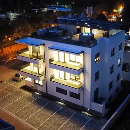 Bruno - Luxury Penthouse With Jacuzzi Apartment *